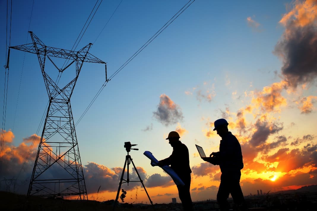 Nakhbet Al-Muhndseen Co. Engineers on Power Transmission Site